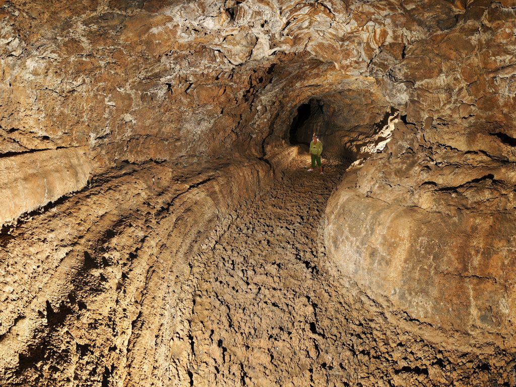 Túnel de lava en el Parque Nacional del Teide, Tenerife.