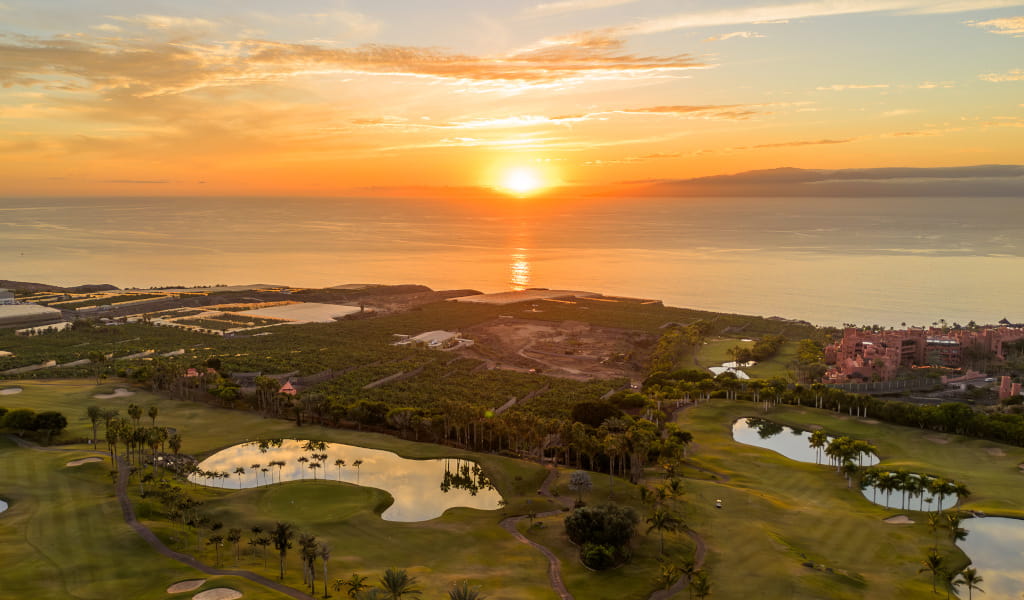 Campo de golf y costa al atardecer en Tenerife.