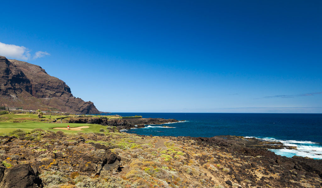 Costa rocosa y campo de golf con el océano al fondo en Tenerife.