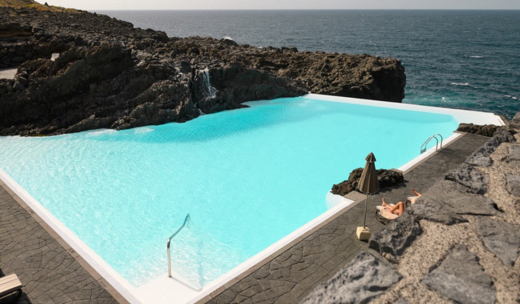 Piscina natural rodeada de rocas y vista al mar en Tenerife.