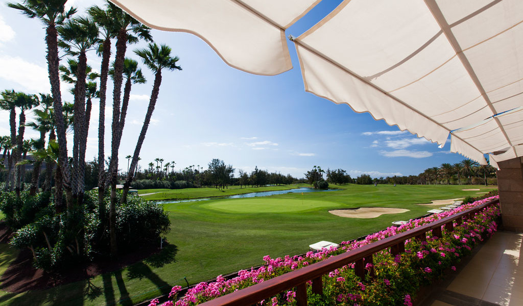 Campo de golf con palmeras y césped bien cuidado en Tenerife.