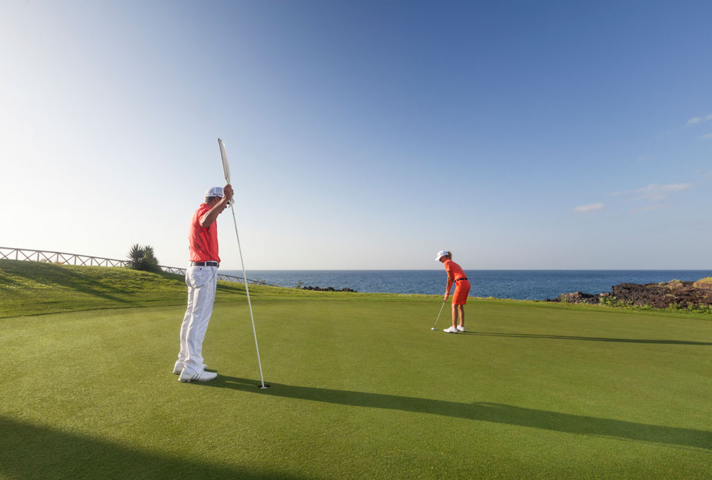 Personas jugando golf junto al mar en Buenavista, Tenerife.