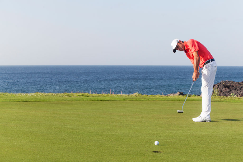 Persona jugando golf junto al mar en Tenerife.