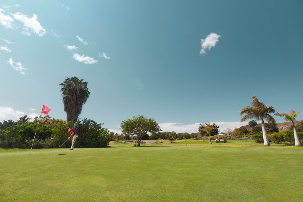 Golfista en el campo de golf de Buenavista del Norte, Tenerife.