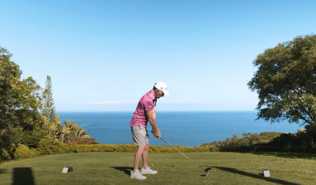 Golfista preparado para golpear bola