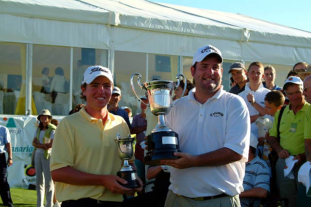 Persona joven y adulto sosteniendo trofeos de golf en evento en Tenerife.