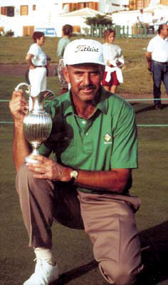 Persona con trofeo en un campo de golf en Tenerife.