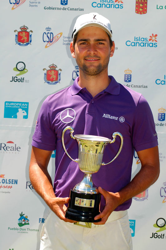 Persona sosteniendo un trofeo en un evento de golf en Tenerife.