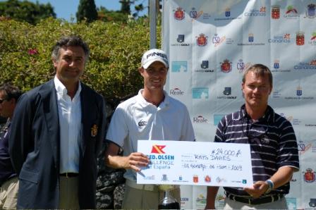 Tres hombres sostienen un cheque con inscripción 24,000€ Raths Davies Los Rodeos Open Golf 2008.