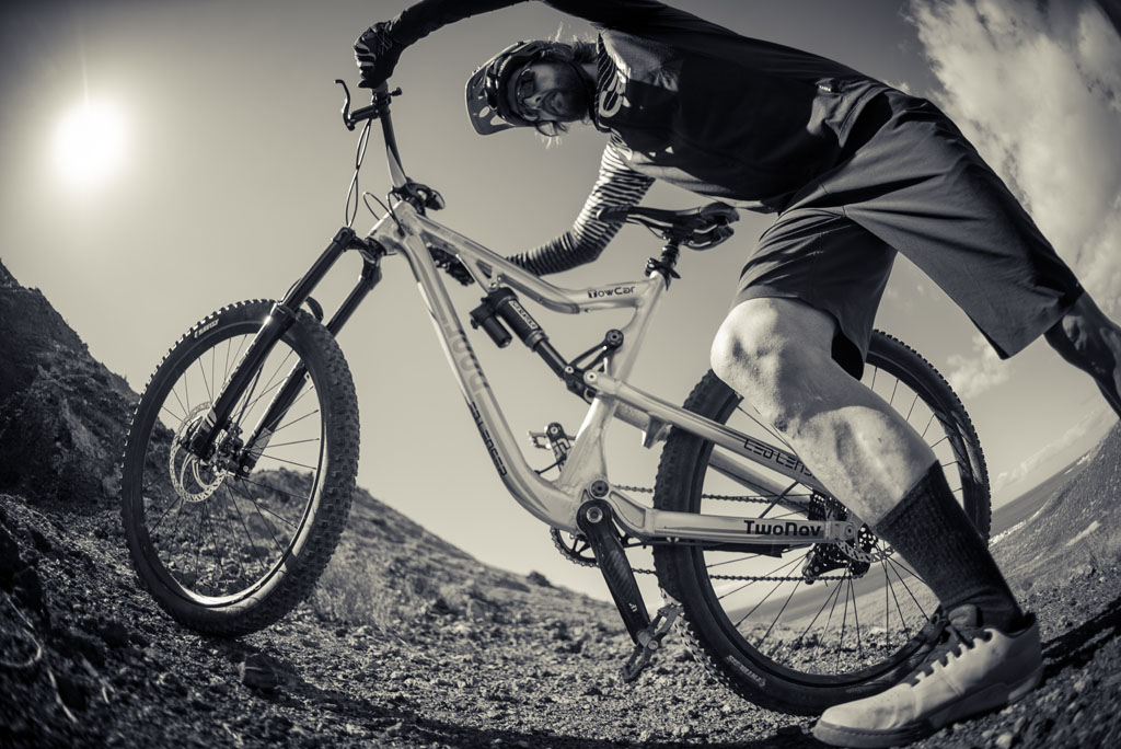 Persona montando bicicleta de montaña en un sendero en Tenerife.