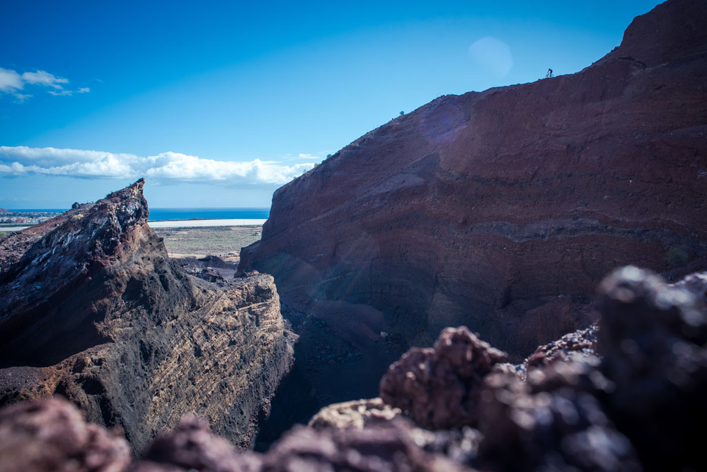 Paisaje volcánico con acantilados oscuros y vista al mar en Tenerife.