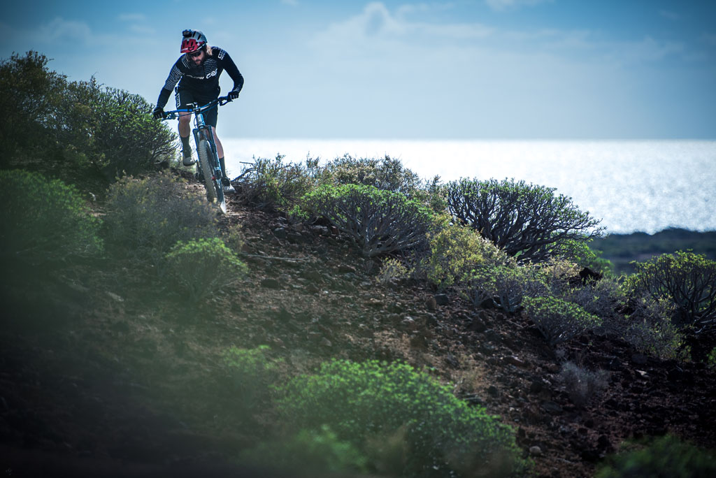Ciclista en un sendero cerca de la costa en Tenerife.
