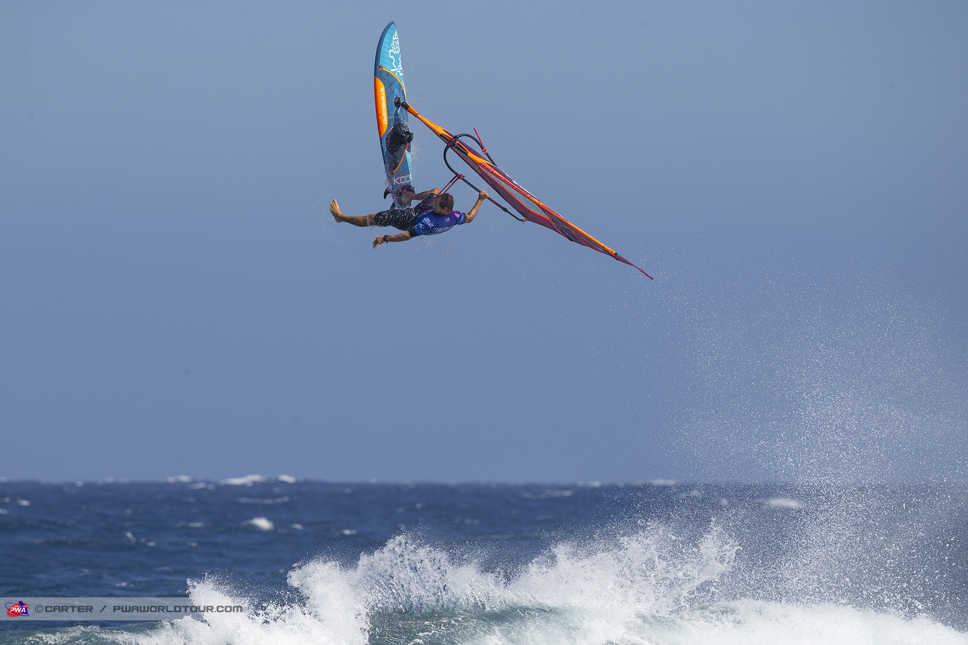 Windsurfista realizando acrobacia sobre el mar en Tenerife.