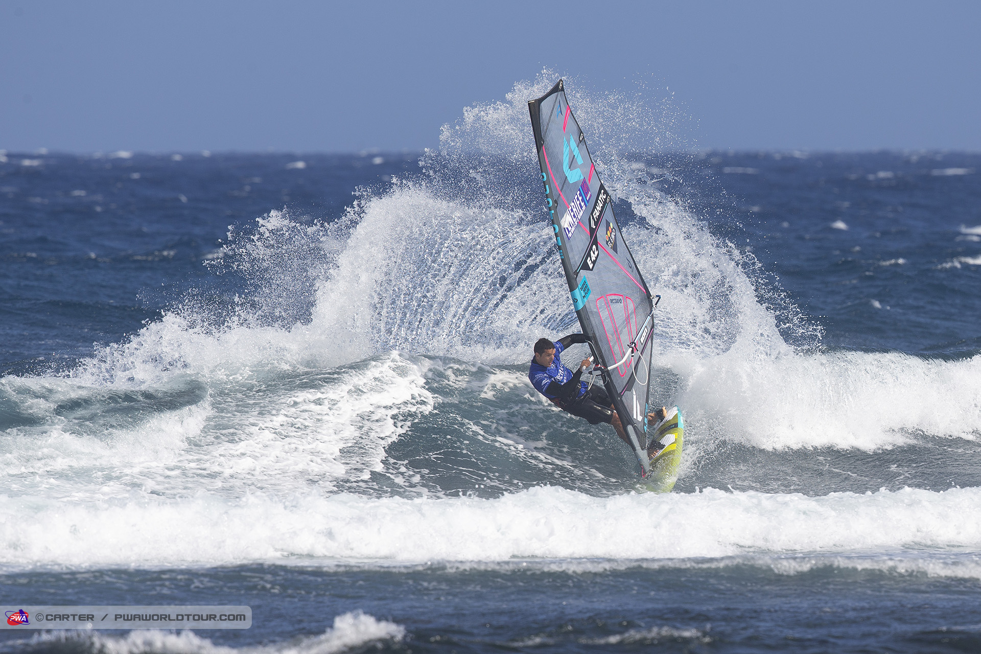 Surfista haciendo windsurf en una ola en El Médano, Tenerife.
