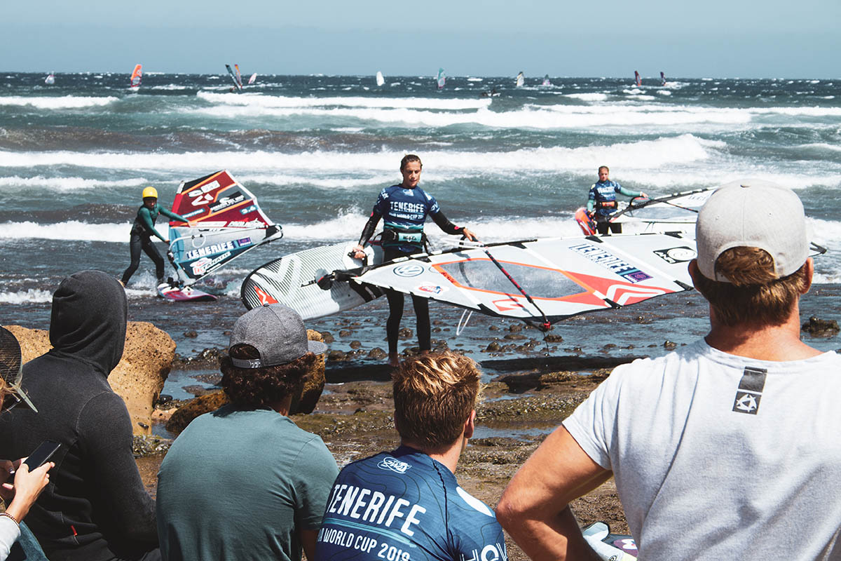 Personas observan windsurf en Tenerife.