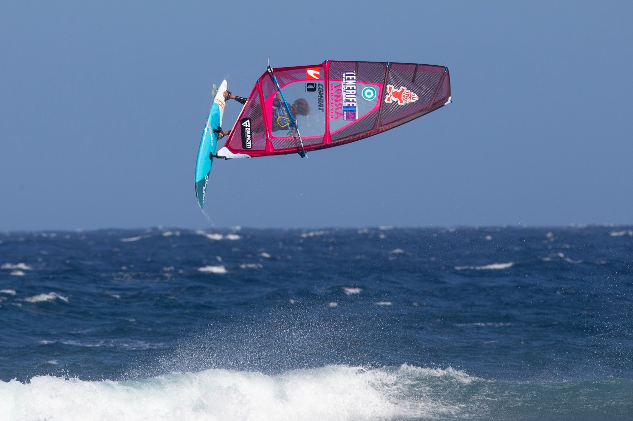 Windsurfista en pleno salto sobre el mar en Tenerife.