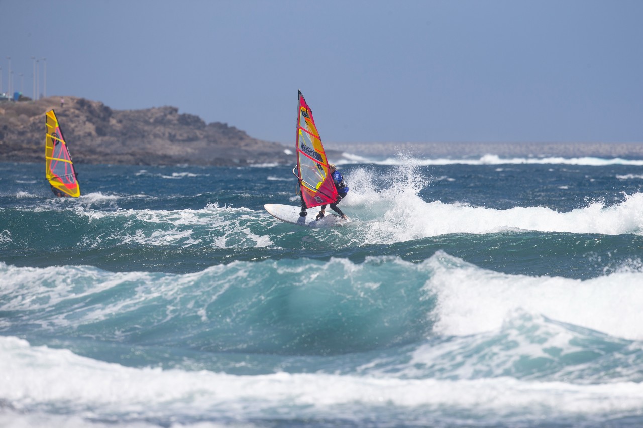 Persona practicando windsurf en las olas de la costa de Tenerife.