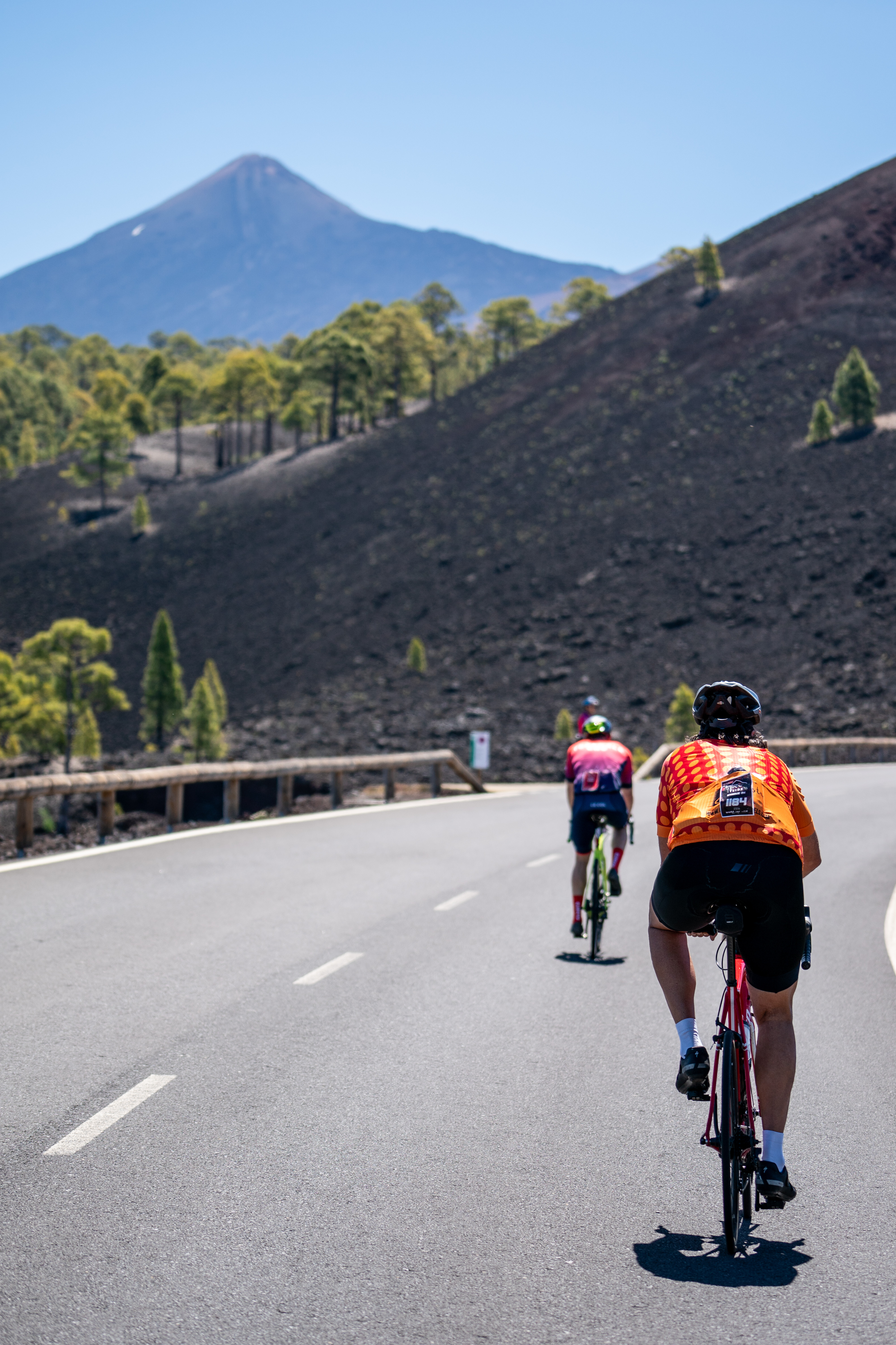 Ciclistas en carretera asfaltada cerca del Teide en Tenerife.