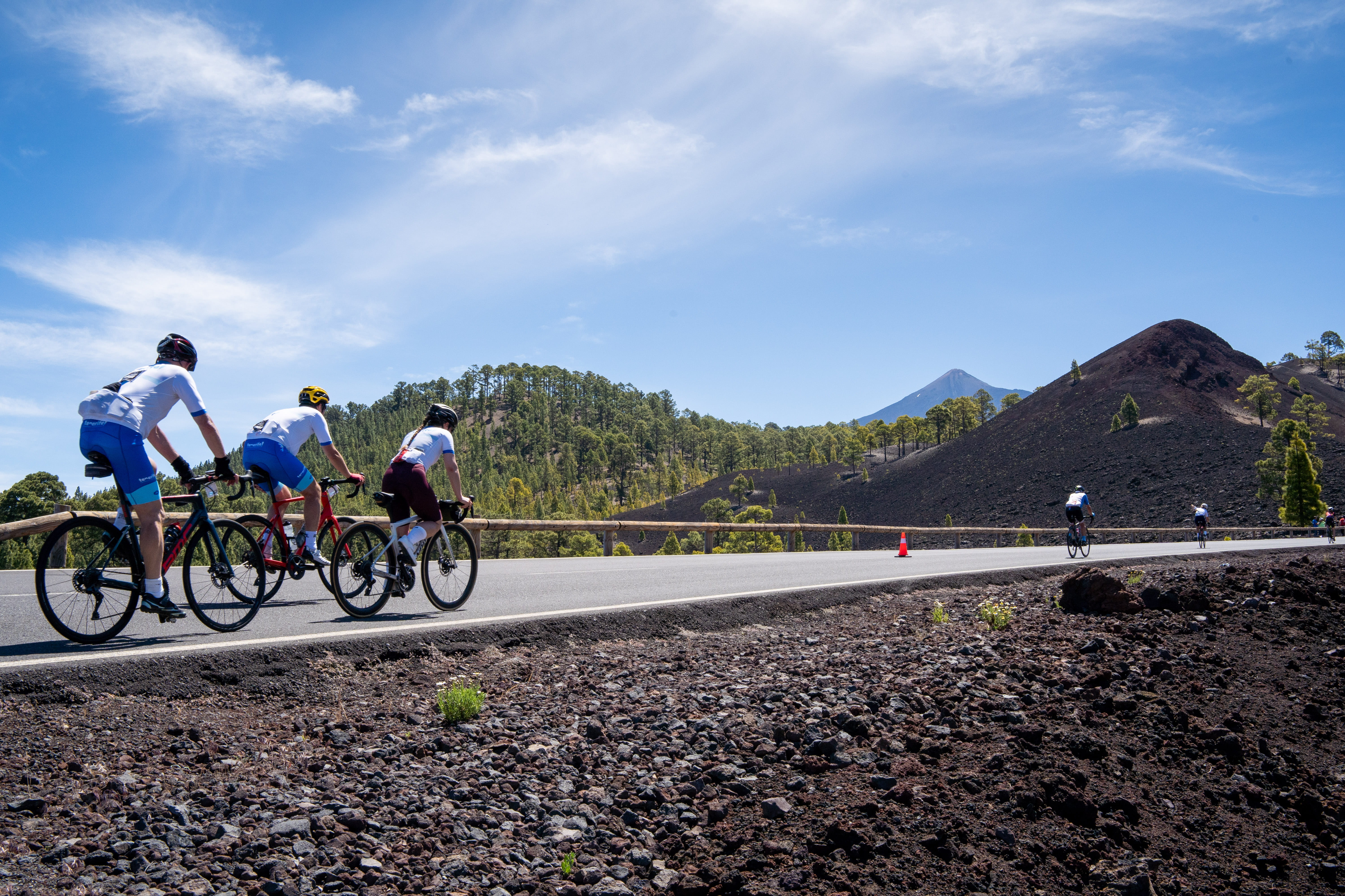 Ciclistas subiendo una carretera en el Parque Nacional del Teide, Tenerife.