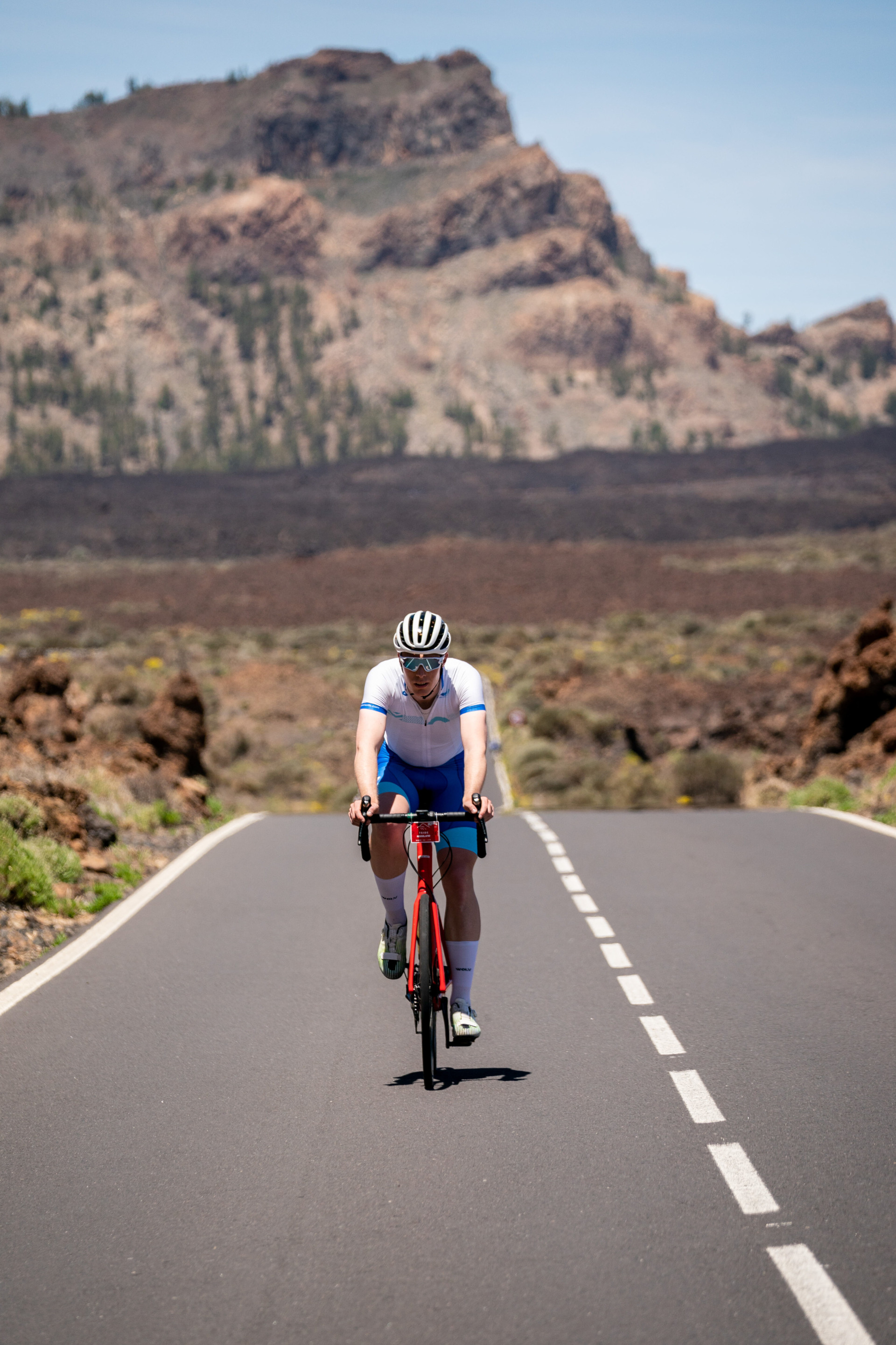 Ciclista en ruta hacia Montañas de Tenerife.