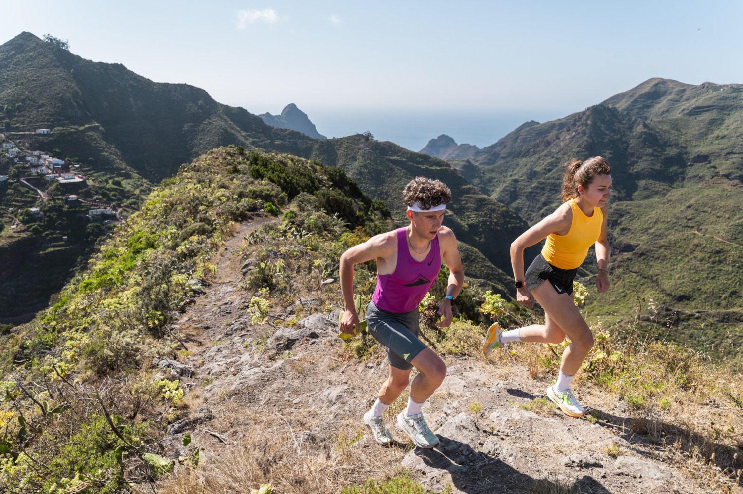 Personas corriendo por senderos montañosos en Tenerife.