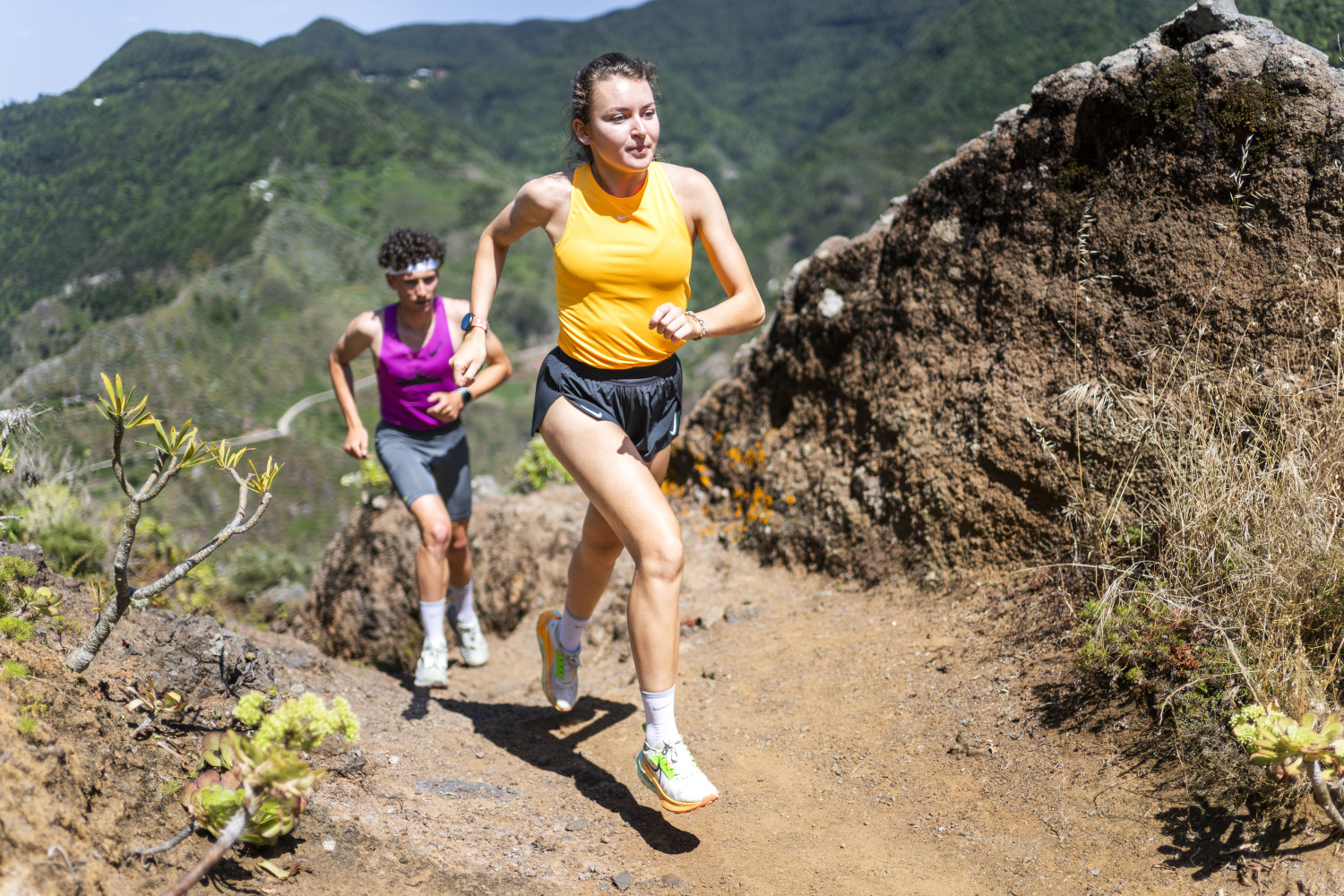 Personas corriendo en un sendero montañoso en Tenerife.