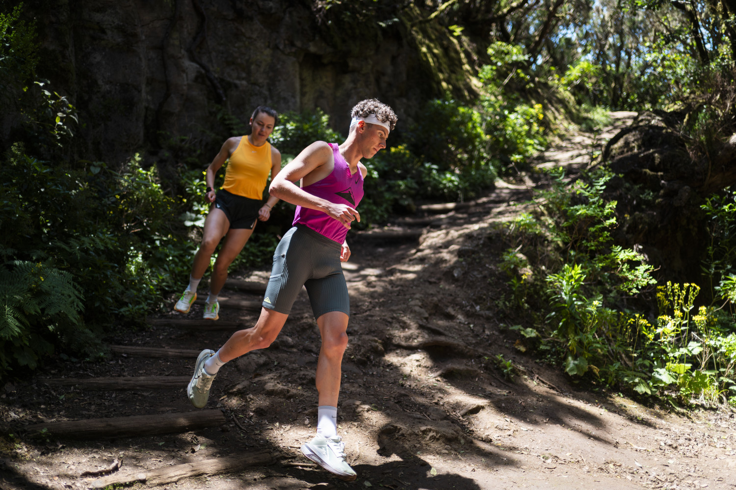 Corredores en un sendero arbolado en Tenerife.