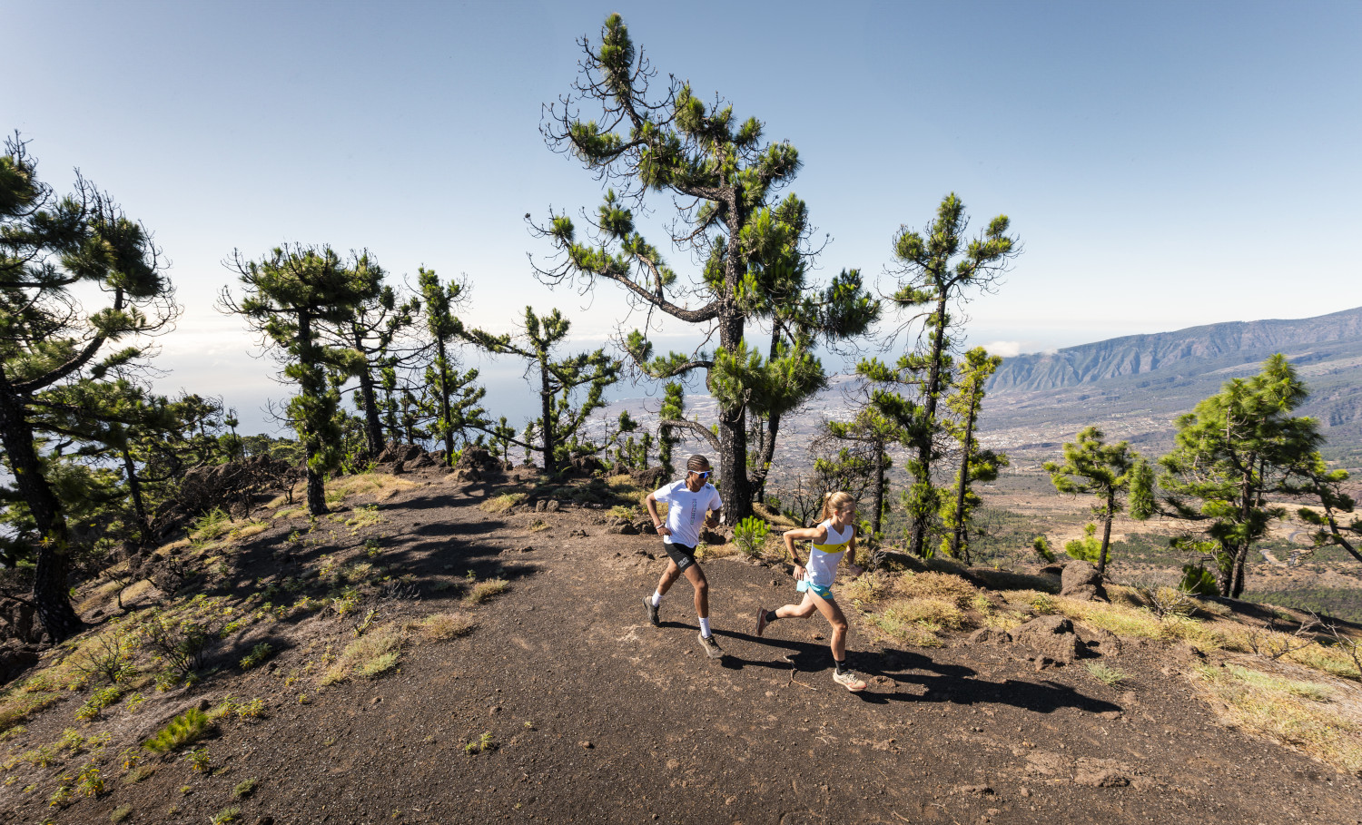 Corredores en un sendero del Parque Nacional del Teide, Tenerife.
