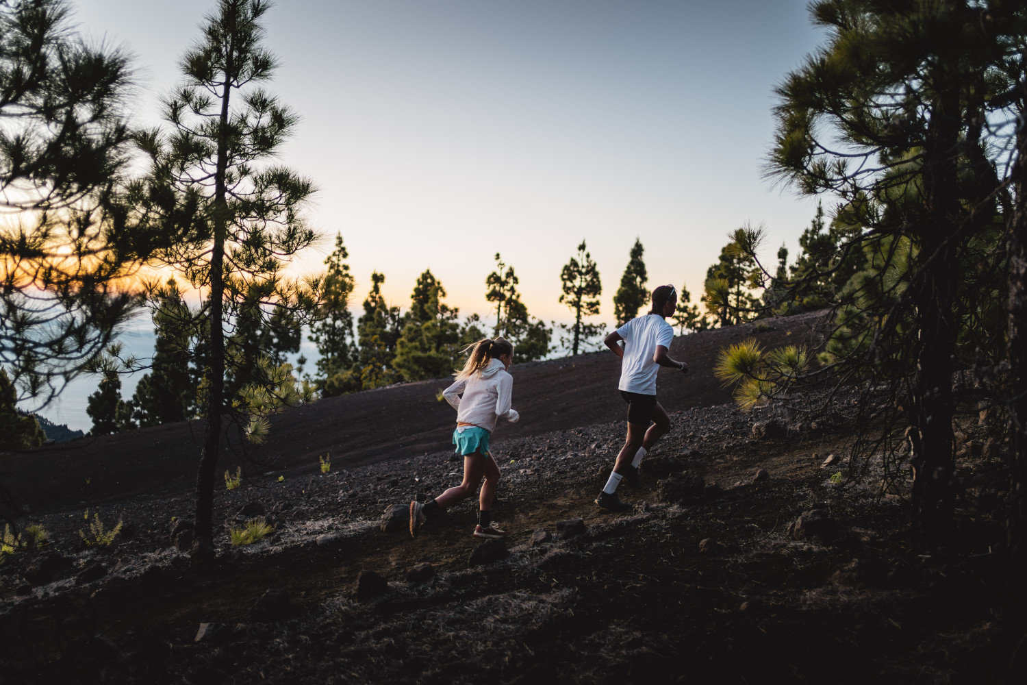 Personas corriendo al amanecer en un sendero montañoso de Tenerife.