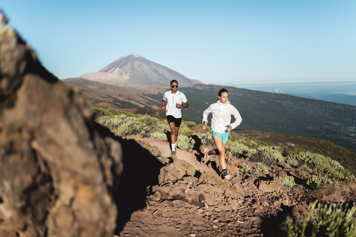 Corredores en sendero con el Teide al fondo, Tenerife.