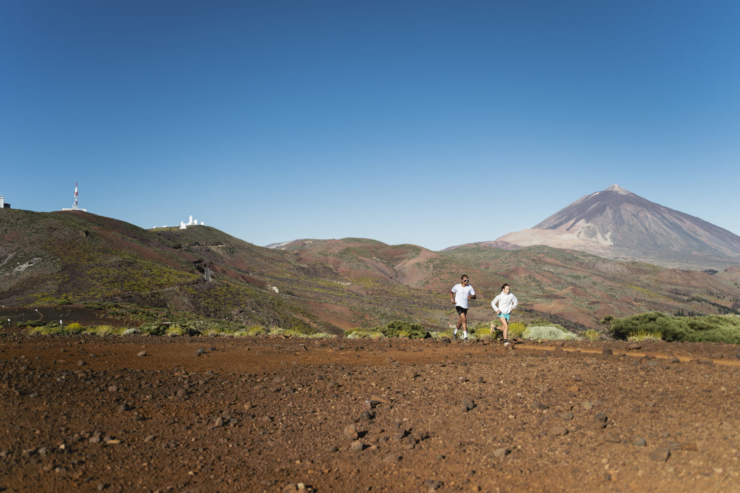 Personas corriendo con vista del Teide en Tenerife.