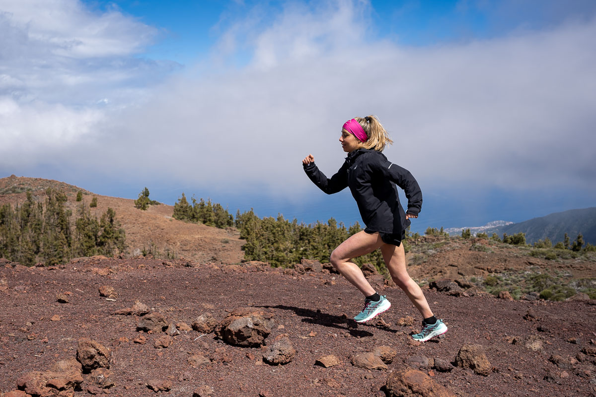 Mujer corriendo en un paisaje montañoso en Tenerife.