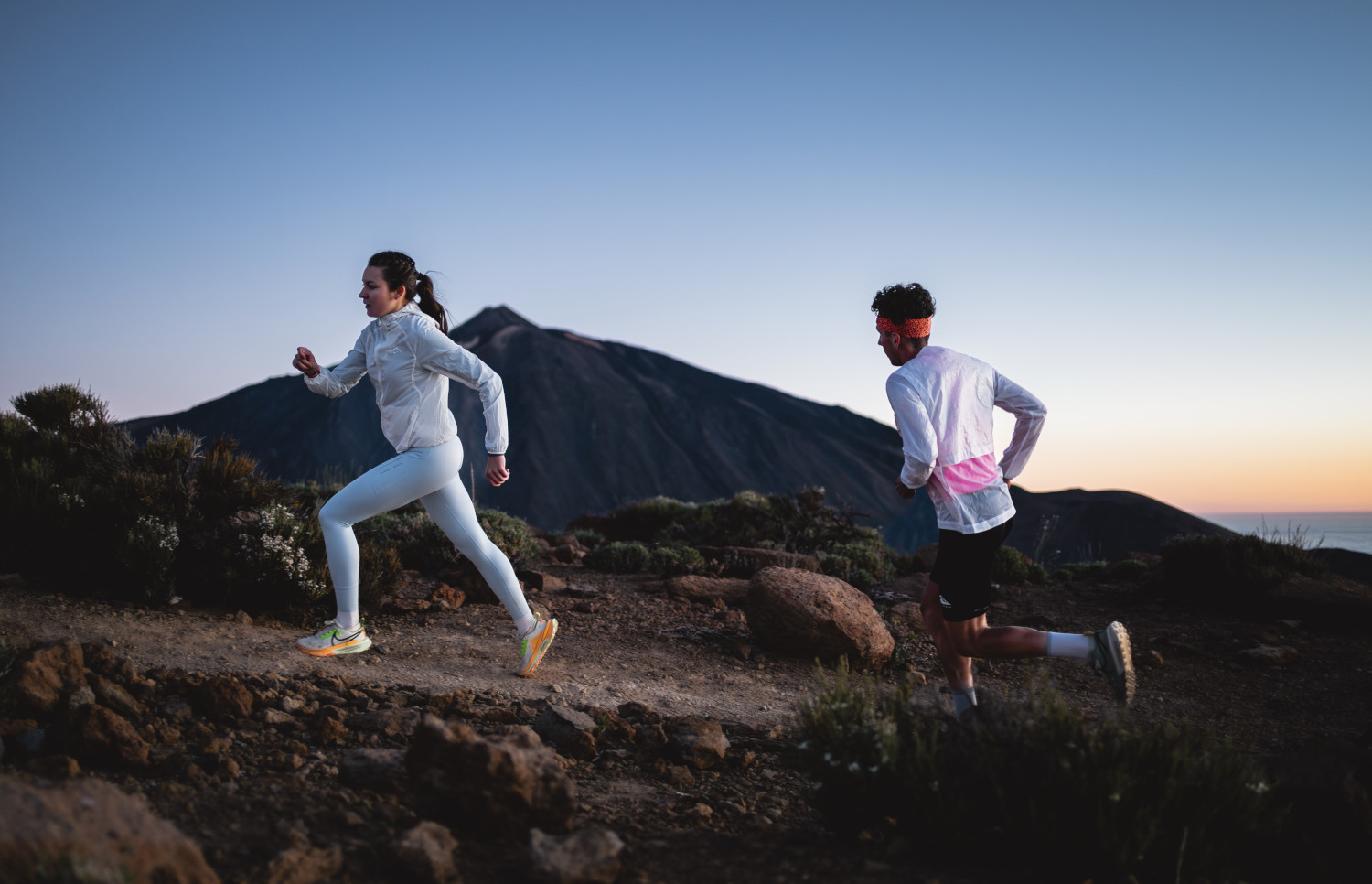 Personas corriendo al amanecer cerca del monte Teide en Tenerife.
