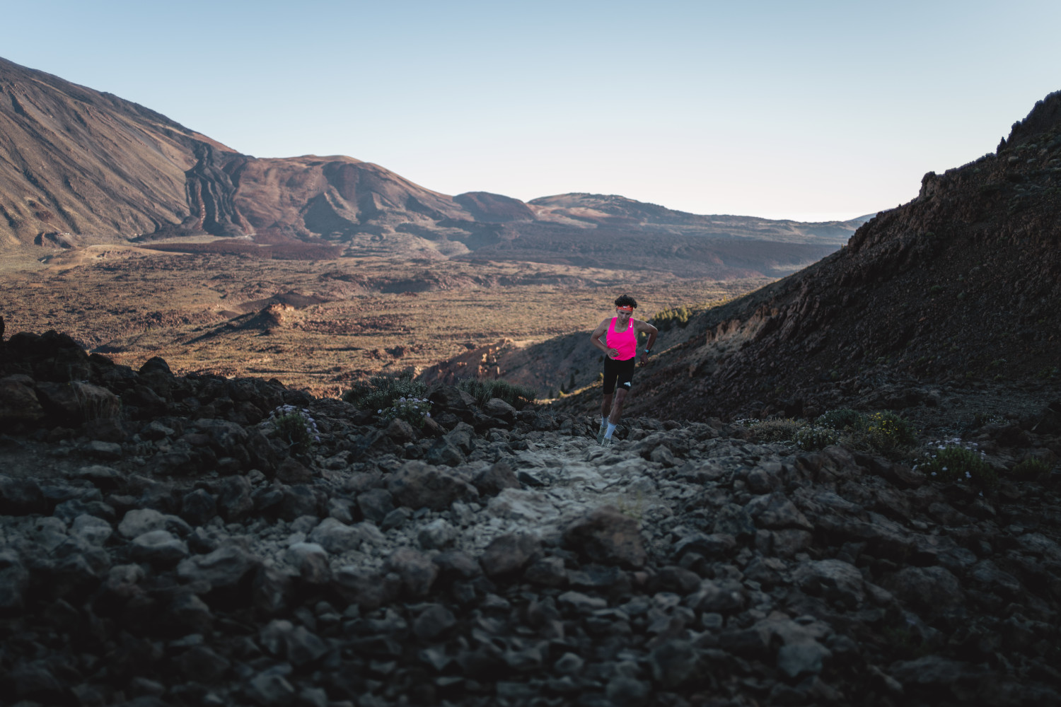 Persona corriendo en sendero rocoso del Parque Nacional del Teide, Tenerife.