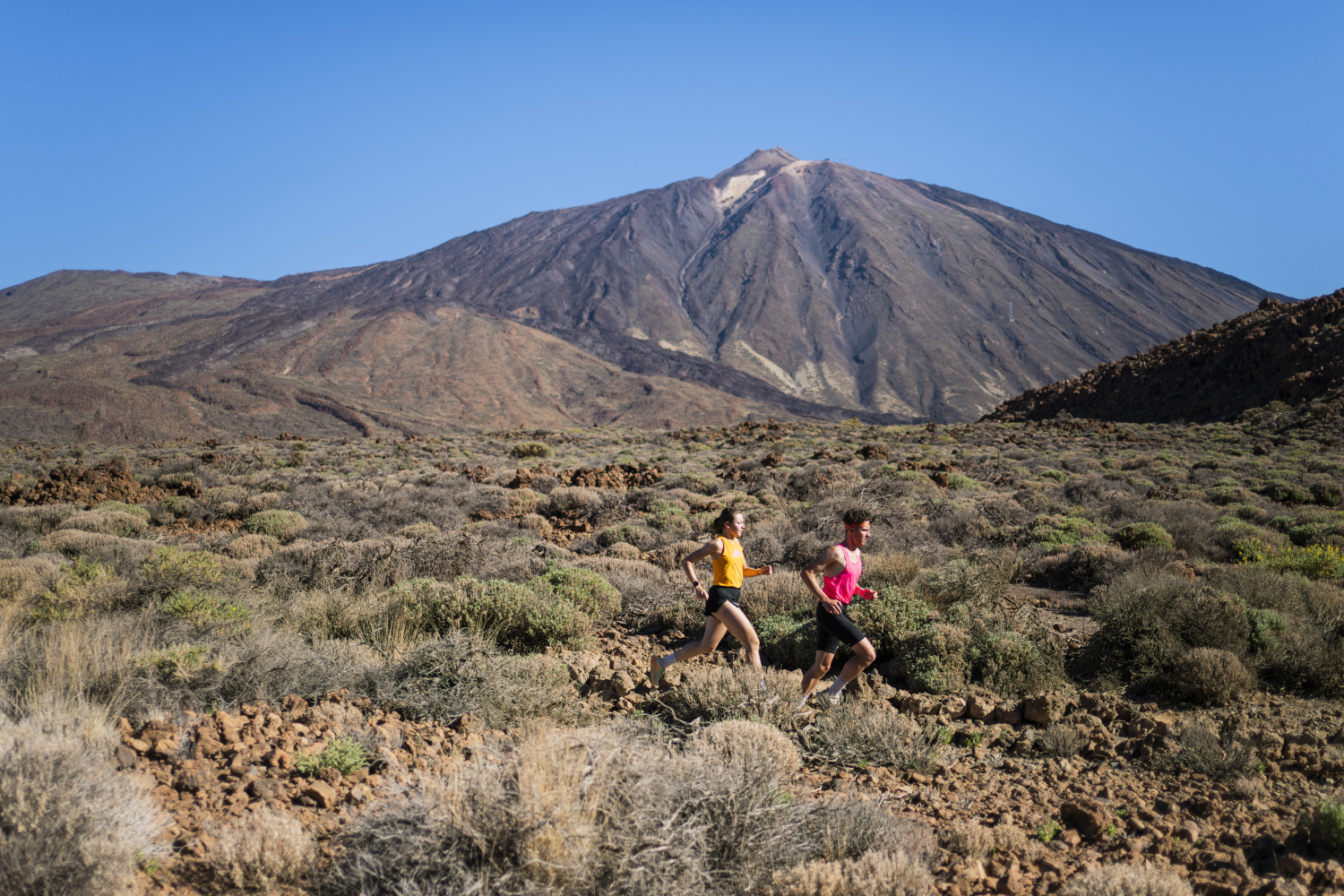 Personas corriendo en un sendero cerca del Teide en Tenerife.