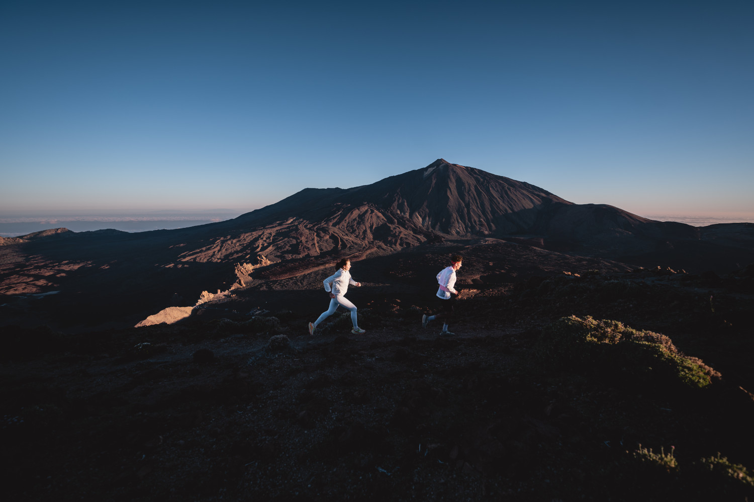 Personas corriendo en el Parque Nacional del Teide al amanecer, Tenerife.