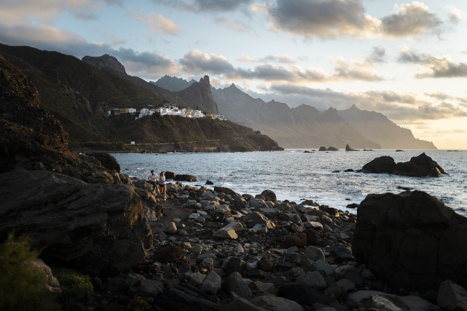 Costa rocosa de Benijo en Tenerife con montañas al atardecer.