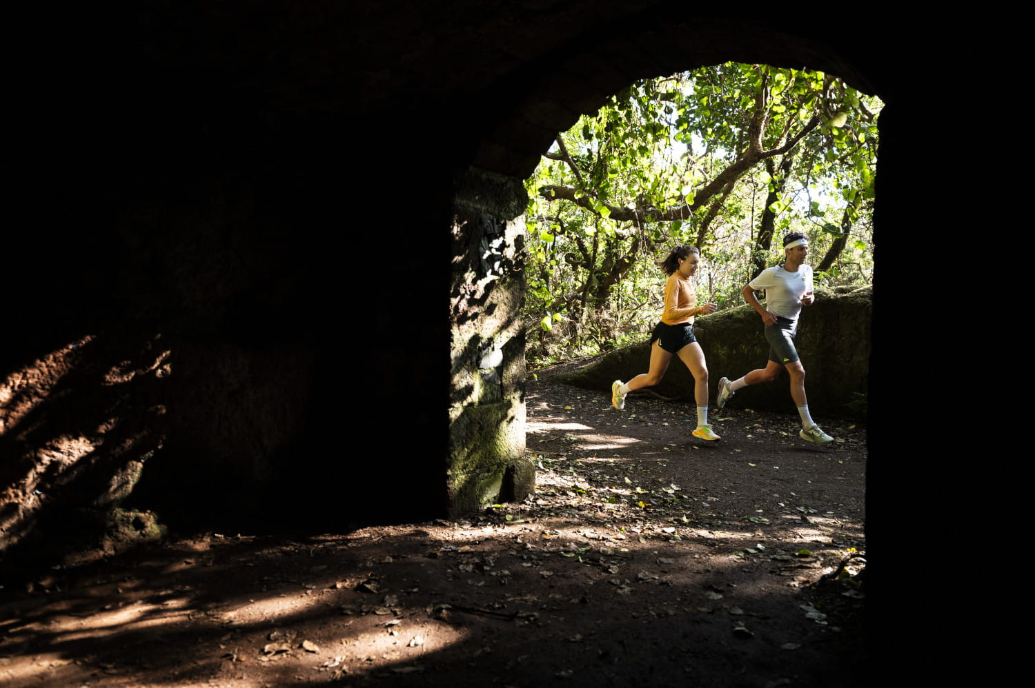 Dos personas corriendo por un sendero boscoso en Tenerife.