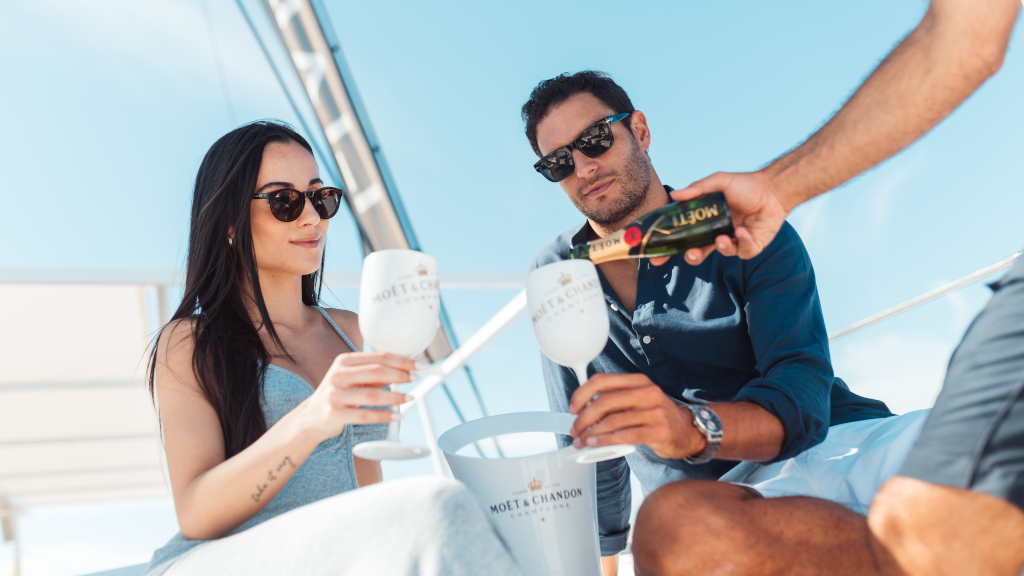 Personas brindando con champán Moët & Chandon en un yate en Tenerife.
