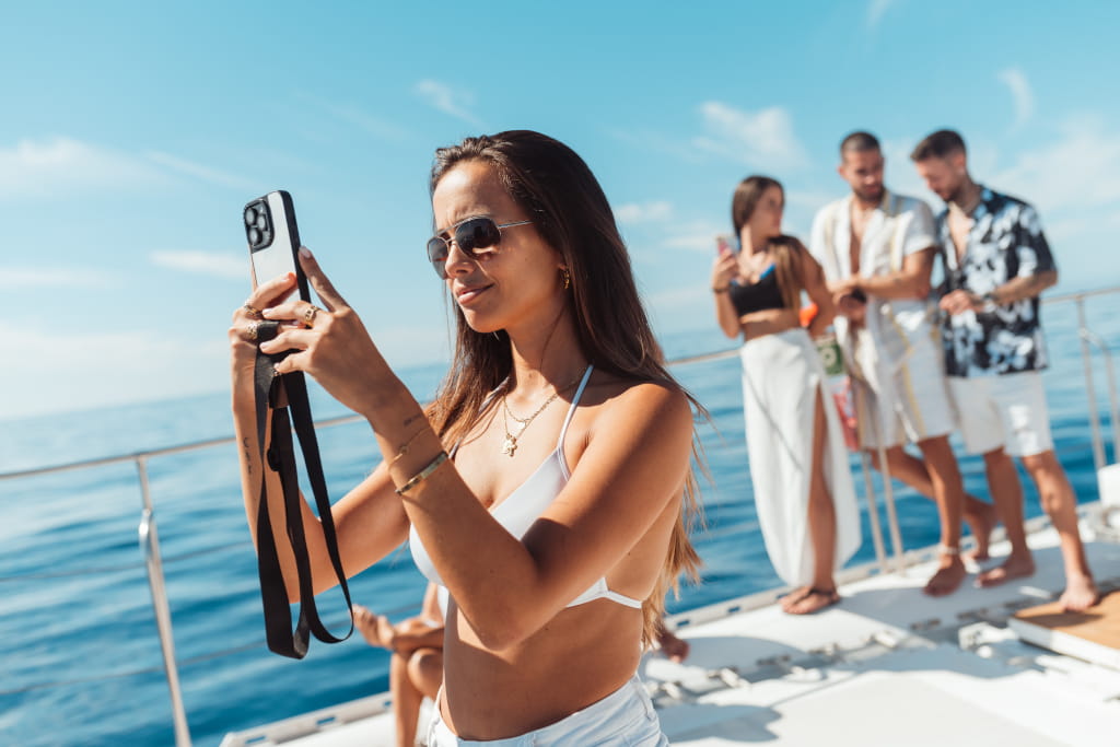 Mujer tomando fotos mientras navega en un barco en Tenerife.