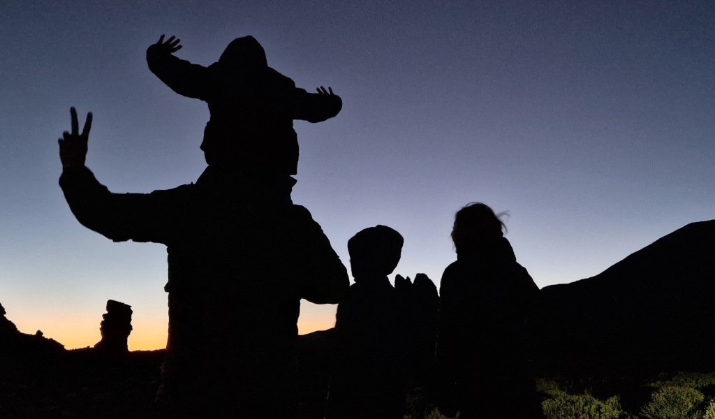 Personas al atardecer en el Parque Nacional del Teide, Tenerife.
