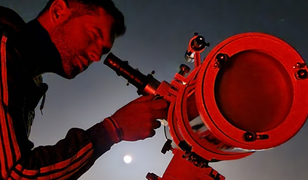 Persona observando el cielo con un telescopio en Tenerife.