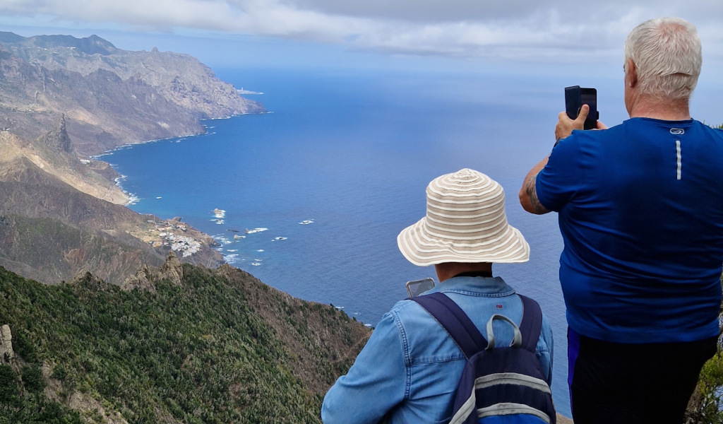 Personas tomando fotos del paisaje costero en Tenerife.
