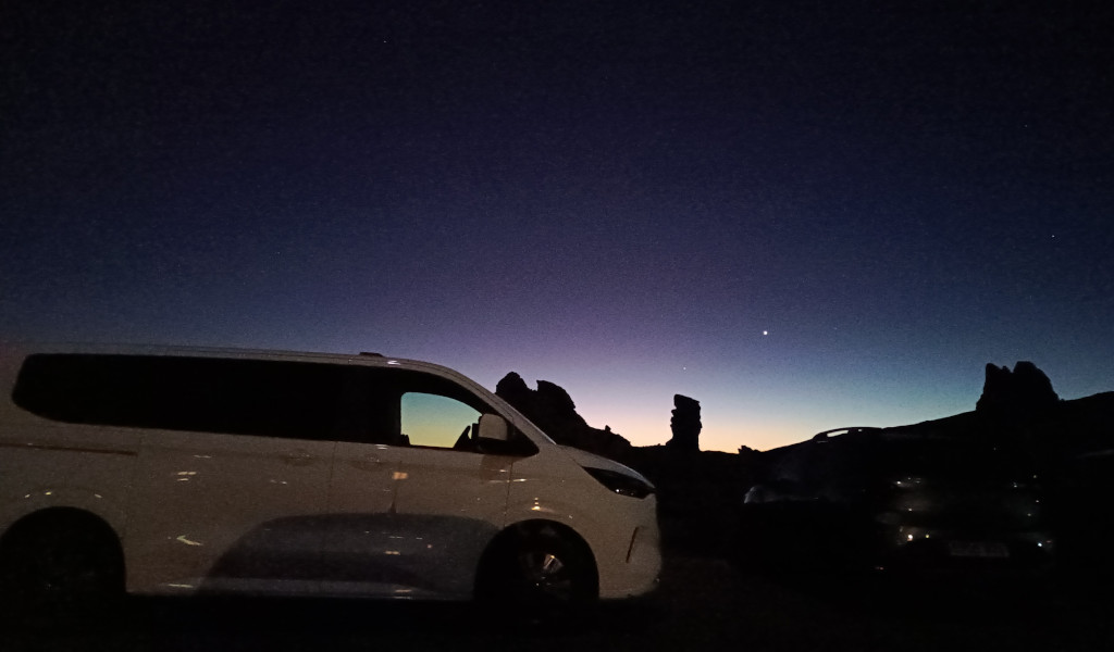 Monovolumen al atardecer en paisaje volcánico de Tenerife.