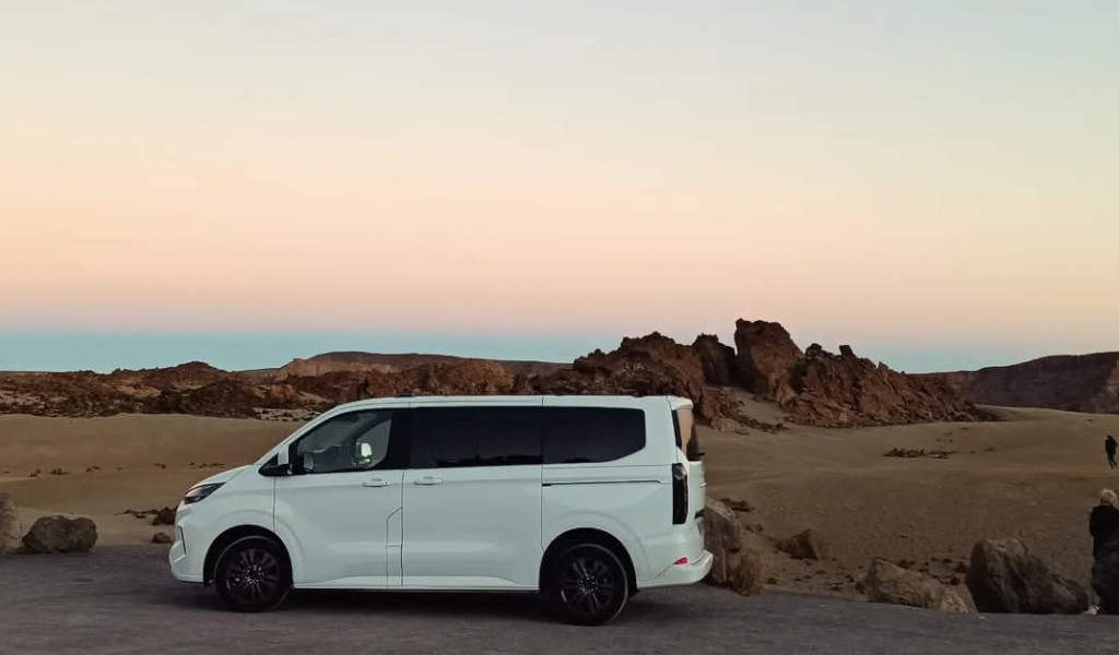 Furgoneta blanca en el Parque Nacional del Teide al atardecer.