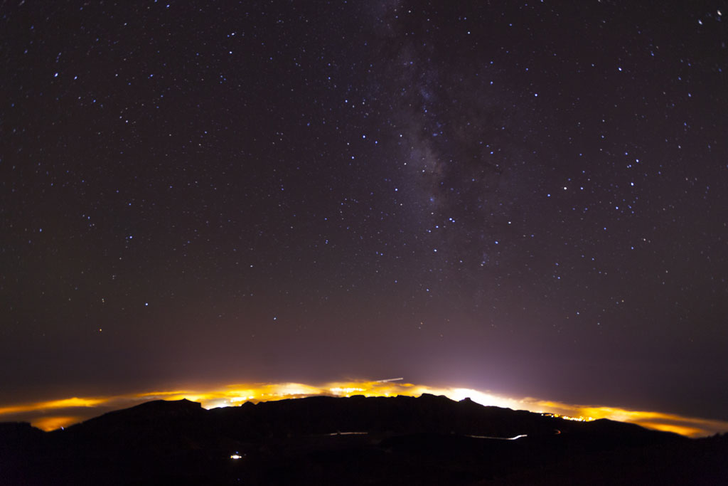 Cielo estrellado sobre el Teide en Tenerife durante la noche.