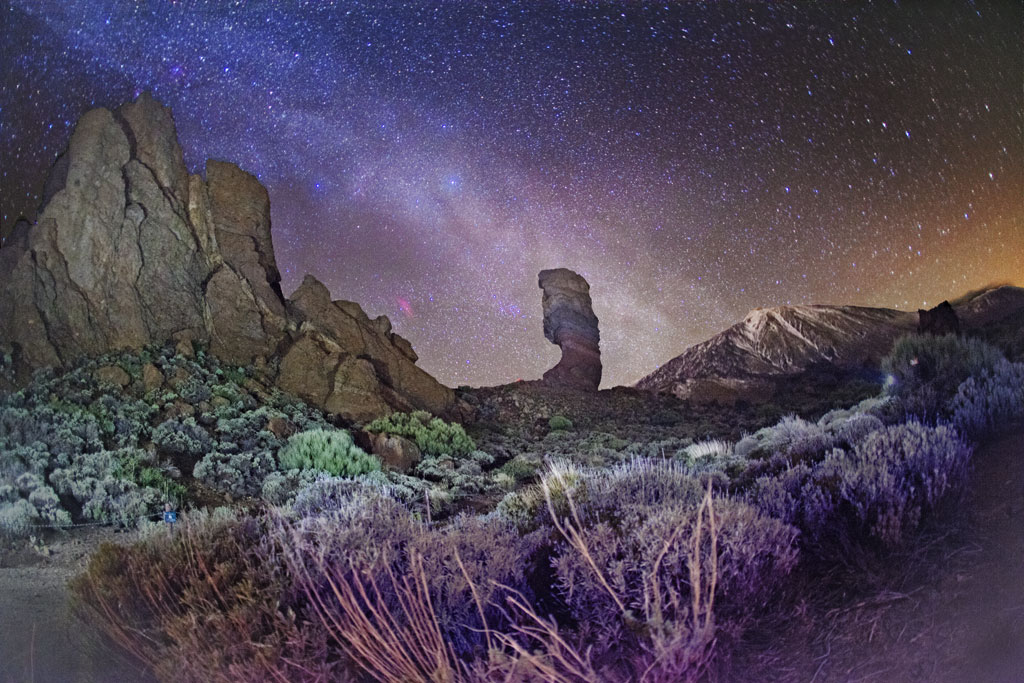 Formaciones rocosas y cielo estrellado en el Parque Nacional del Teide, Tenerife.