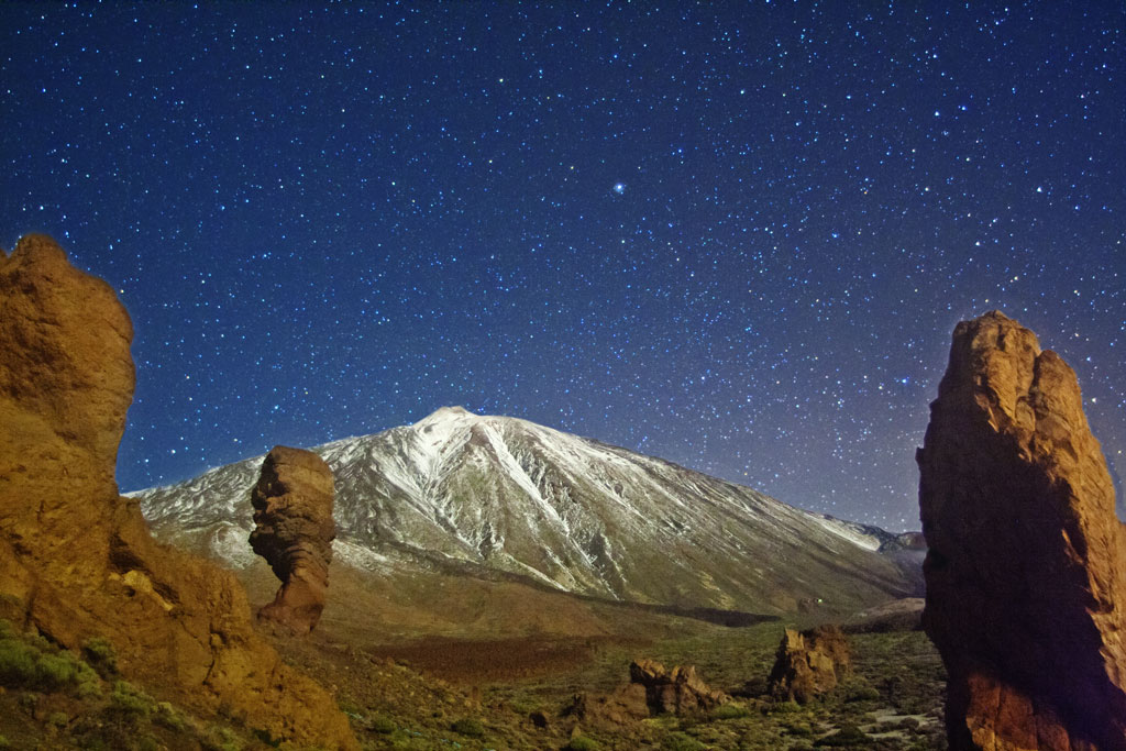 Montaña del Teide en Tenerife bajo un cielo estrellado.