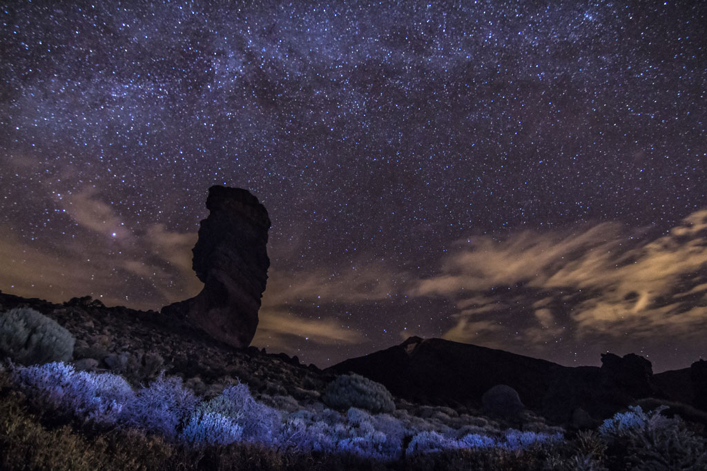 Cielo estrellado sobre roque en el Parque Nacional del Teide, Tenerife.