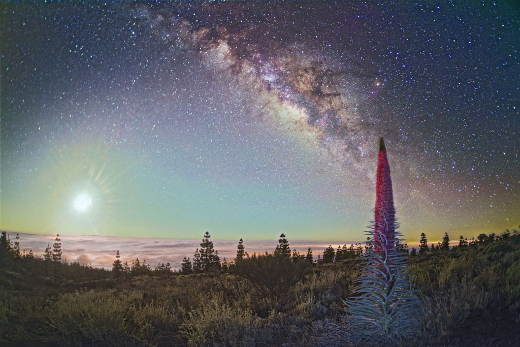 Cielo estrellado sobre el paisaje del Teide en Tenerife.